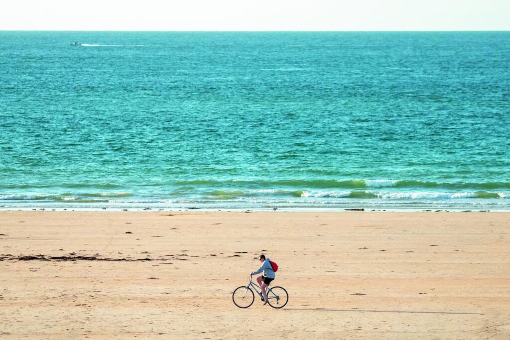 Homme à vélo plage